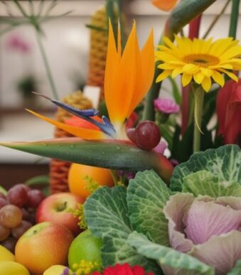 Primer plano extremo de un arreglo floral con frutas Hawai, mostrando texturas hiperrealistas, gotas de rocío y colores vibra