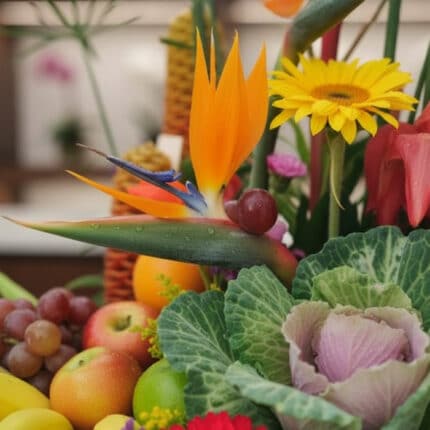 Primer plano extremo de un arreglo floral con frutas Hawai, mostrando texturas hiperrealistas, gotas de rocío y colores vibra