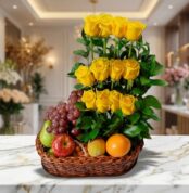 Arreglo floral con rosas amarillas vibrantes y frutas frescas como uvas, manzanas, peras y naranjas en una cesta de mimbre, s