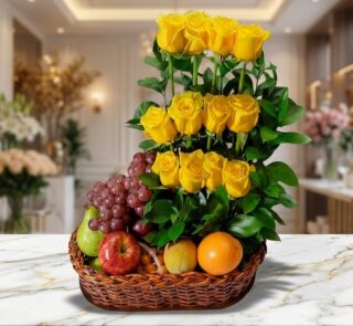 Arreglo floral con rosas amarillas vibrantes y frutas frescas como uvas, manzanas, peras y naranjas en una cesta de mimbre, s