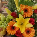 Primer plano extremo del Arreglo Floral con Frutas Quitana, mostrando texturas hiperrealistas, gotas de rocío y colores vibra