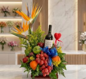 Arreglo floral gourmet ITALINA con vino tinto Santenay, uvas rojas, manzanas, naranjas y flores exóticas Ave del Paraíso, sob