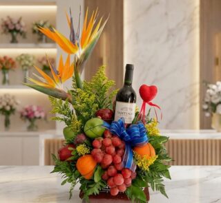 Arreglo floral gourmet ITALINA con vino tinto Santenay, uvas rojas, manzanas, naranjas y flores exóticas Ave del Paraíso, sob