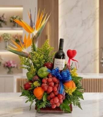 Arreglo floral gourmet ITALINA con vino tinto Santenay, uvas rojas, manzanas, naranjas y flores exóticas Ave del Paraíso, sob