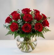 Arreglo floral Graziella con 12 rosas rojas frescas en un jarrón de cristal, ideal para regalar en cualquier ocasión especial