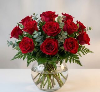 Arreglo floral Graziella con 12 rosas rojas frescas en un jarrón de cristal, ideal para regalar en cualquier ocasión especial