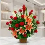 Arreglo floral exótico 'Me Encantas' con lirios tigre y rosas rojas vibrantes, sobre una superficie de mármol pulido en un en