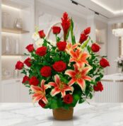 Arreglo floral exótico 'Me Encantas' con lirios tigre y rosas rojas vibrantes, sobre una superficie de mármol pulido en un en