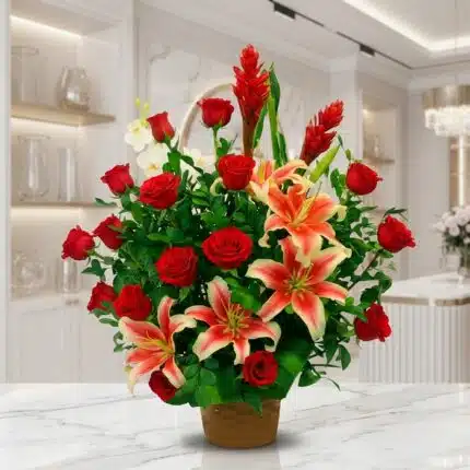 Arreglo floral exótico 'Me Encantas' con lirios tigre y rosas rojas vibrantes, sobre una superficie de mármol pulido en un en