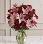 Arreglo floral Nabila con 30 rosas rojas y lirios rosados en un jarrón de cristal, ideal para ecommerce.