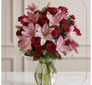 Arreglo floral Nabila con 30 rosas rojas y lirios rosados en un jarrón de cristal, ideal para ecommerce.