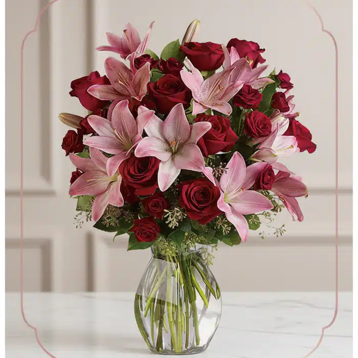 Arreglo Floral Nabila: Majestuoso Ramo de 30 Rosas y Lirios Rosados Arreglo floral Nabila con 30 rosas rojas y lirios rosados en un jarrón de cristal, ideal para ecommerce.