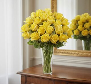 Arreglo floral PANDORA con 36 rosas amarillas frescas en un jarrón de cristal, sobre una mesa de madera elegante con un espej