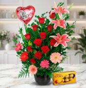 Arreglo floral exótico y grande 'Te Amo' con rosas rojas, lirios rosados y gerberas, sobre mármol, con Ferrero Rocher.