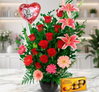 Arreglo floral exótico y grande 'Te Amo' con rosas rojas, lirios rosados y gerberas, sobre mármol, con Ferrero Rocher.