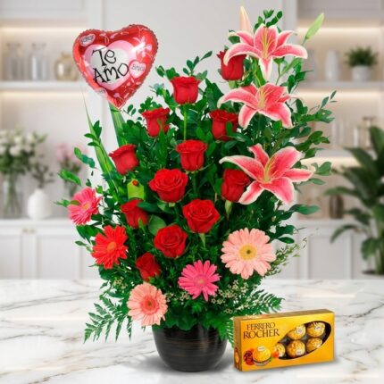 Arreglo floral exótico y grande 'Te Amo' con rosas rojas, lirios rosados y gerberas, sobre mármol, con Ferrero Rocher.