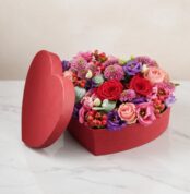 Arreglo floral ZITA en caja de corazón roja con rosas rojas, rosadas y flores mixtas, ideal para regalar en ocasiones especia