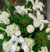 Arreglo fúnebre Adiós Para Siempre con lirios blancos, rosas blancas, hortensias y follaje verde, con rocío sutil y cinta sat
