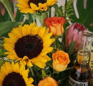 Primer plano extremo de Arreglo con Girasoles Temis, mostrando textura hiperrealista, gotas de rocío y colores vibrantes de g