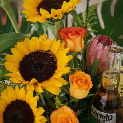 Primer plano extremo de Arreglo con Girasoles Temis, mostrando textura hiperrealista, gotas de rocío y colores vibrantes de g