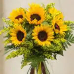 Primer plano extremo de un bouquet de girasoles LAIA con 10 flores, mostrando texturas hiperrealistas, gotas de rocío y color