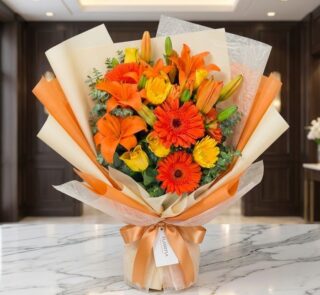 Bouquet LIRICA con lirios naranjas vibrantes, rosas amarillas abiertas y gerberas rojas, envuelto en papel coreano elegante s