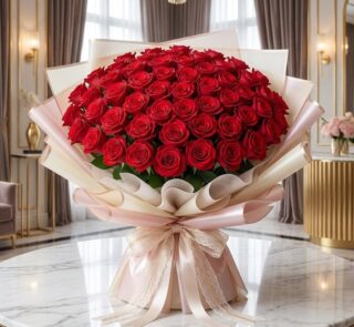 Imponente Bouquet PAOLA con 72 rosas rojas frescas y abiertas, envuelto en elegante empaque coreano, sobre mesa de mármol en