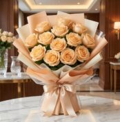 Bouquet de 12 rosas Celestina color melocotón en empaque coreano, sobre mesa de mármol en un ambiente elegante de floristería