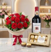 Elegante bouquet de rosas rojas frescas, botella de vino tinto Gato Negro Cabernet Sauvignon y caja de chocolates Ferrero Roc