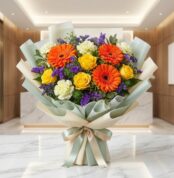 Bouquet Floral SABRINA con rosas amarillas, gerberas naranjas y flores de relleno moradas, envuelto en papel coreano elegante