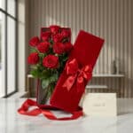 Caja de Rosas Maira con 12 rosas rojas de exportación, cinta de satén y tarjeta de regalo 'Para Ti' sobre mármol.