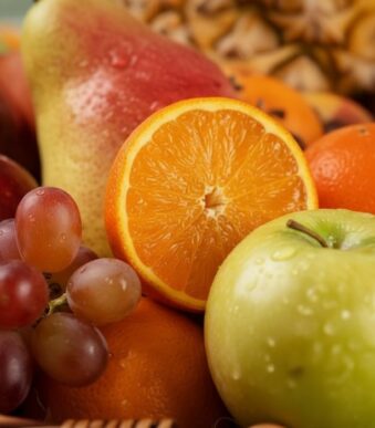 Primer plano extremo de una canasta de frutas Hydra con naranja, manzana verde, uvas y pera, mostrando texturas hiperrealista