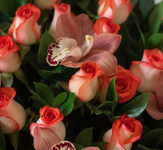 Primer plano extremo de una canasta de rosas y orquídeas con textura hiperrealista, gotas de rocío y colores vibrantes bajo l