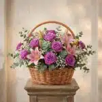 Cesta de flores AZURE con rosas moradas, lirios rosas, paniculata y eucalipto, ideal para regalar en cualquier ocasión especi