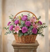 Cesta de flores AZURE con rosas moradas, lirios rosas, paniculata y eucalipto, ideal para regalar en cualquier ocasión especi