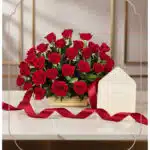 Cesta de rosas rojas GIOIA con 40 flores, tarjeta de regalo y cinta satinada sobre mármol, ideal para un regalo elegante.