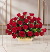 Cesta de Rosas GIOIA con 40 flores rosadas, arreglo floral elegante sobre mesa de mármol con fondo sofisticado y luz cálida.