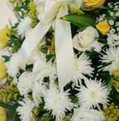 Fotografía macro premium de la Corona Fúnebre Estamos Contigo, mostrando texturas hiperrealistas de pétalos blancos, cremas y