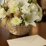 Imagen de Cubre Caja Fúnebre Elizabeth: Un Homenaje Floral de Respeto 🕊️