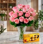 Jarrón Decídete con un exuberante arreglo de rosas rosadas frescas y vibrantes, acompañado de una caja de chocolates Ferrero