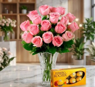 Jarrón Decídete con un exuberante arreglo de rosas rosadas frescas y vibrantes, acompañado de una caja de chocolates Ferrero