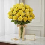 Jarron floral PANDORA con 36 rosas amarillas frescas, cinta satinada y tarjeta de regalo en superficie de mármol, listo para