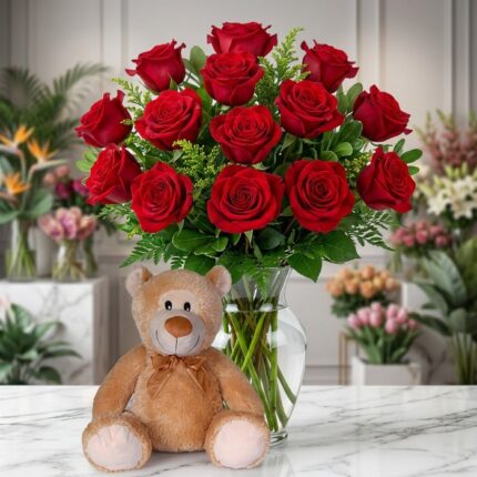Jarrón Llévame Contigo con un exuberante arreglo de rosas rojas frescas y un adorable oso de peluche sentado al frente, sobre