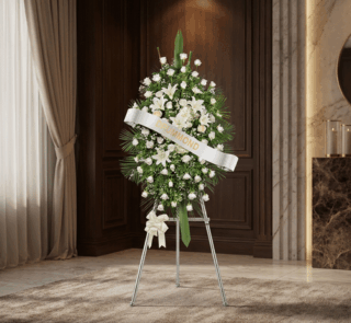 Pedestal conmemorativo Legado de Marcos con arreglo floral fúnebre blanco, lirios y rosas, en sala de velación elegante con i