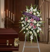 Pedestal floral "El Legado de Josafat" con rosas blancas, lirios rosados y gladiolos, cinta morada "En Profunda Simpatía" jun