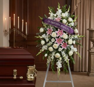 Pedestal floral "El Legado de Josafat" con rosas blancas, lirios rosados y gladiolos, cinta morada "En Profunda Simpatía" jun