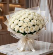 Impresionante ramo JACOBELLA de 60 rosas blancas frescas y abiertas, con empaque coreano elegante y lazo de seda, sobre mesa